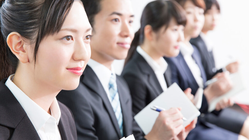 話を聞く就活生