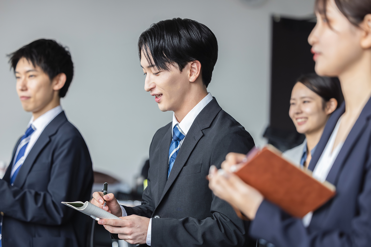 メモ取る就活生